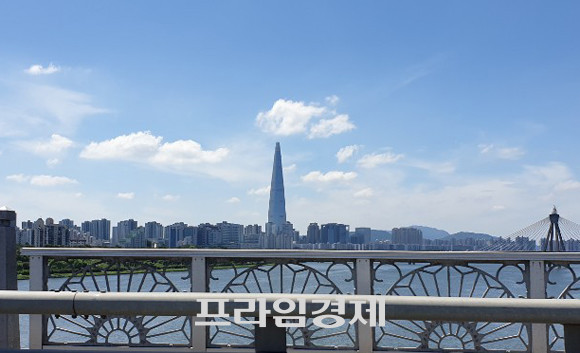 정부가 앞선 12일 '분양가 상한제' 도입 전격 추진을 발표한 데 이어, 오늘(14일) 관련 법률 개정안을 입법 예고했다. 강남을 비롯한 '과열지구'를 직접적으로 겨냥했다는 평가다. 전문가들 사이에서도 반대의견이 많은 만큼 의견제출기간 동안 조정이 필요하다는 것이 대부분 전문가들의 입장이지만, 정부가 강경한 입장을 가진 만큼, 조정은 쉽지 않을 전망이다. ⓒ 프라임경제