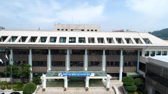 통영시는 통합형 플랫폼 택시서비스를 제공하기 위해 '브랜드앱택시 및 지능형 전화 콜센터 운영 시스템 유지관리 용역' 업체선정에 나섰다. ⓒ 통영시청