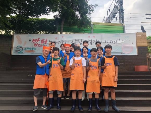 트라이씨클이 지난 23일 동대문구 청량리역 인근에 위치한 밥퍼나눔운동본부를 방문해 소외 계층 노인들을 대상으로 무료급식 봉사활동을 진행했다. ⓒ 트라이씨클