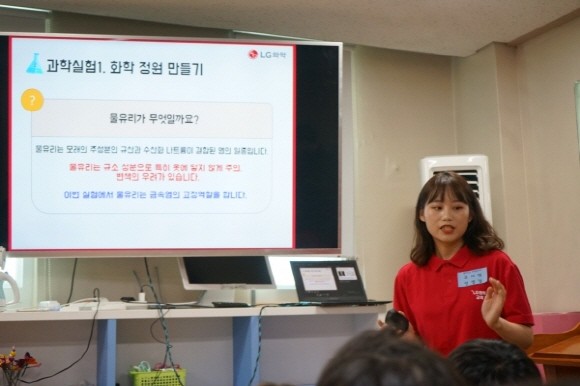 수업 중인 대학생 멘토들. = 구민수 청년기자