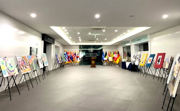 행사에 전시된 작품들. 한국, 중국, 프랑스 발달장애인 작가 22명이 참여해 눈길을 끌었다. ⓒ 프라임경제