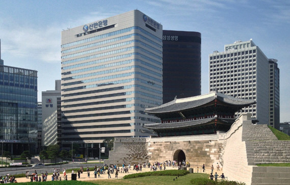 서울시 중구 세종대로 9길에 위치한 신한은행 본점 건물 외관. ⓒ 신한은행