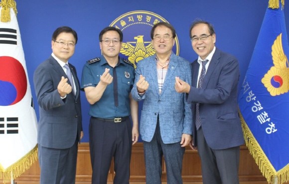 지난 3일 서울지방경찰청에서 (좌측부터) 흥국생명 조병익 대표, 서울지방경찰청 이용표 청장, 초록우산어린이재단 이제훈 회장, 송강호 서울후원회장이 서울시내 범죄피해가정을 돕는 기부 캠페인 간담회를 진행한 뒤 기념촬영을 하고 있다. ⓒ 흥국생명