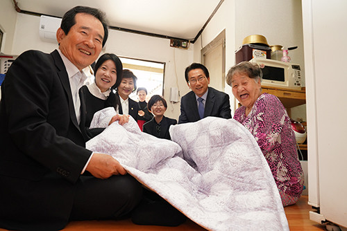 이효재씨는 삼청동 주민센터, 민간후원업체 등과 함께 삼청동 관내 거주하는 홀몸어르신들을 방문해 지원하고 있다. ⓒ 효재