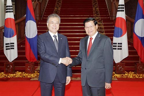 라오스를 국빈 방문 중인 문재인 대통령은 양국 야구 발전에 크게 공헌한 이만수 감독에게 훈장을 수여했다. ⓒ 청와대