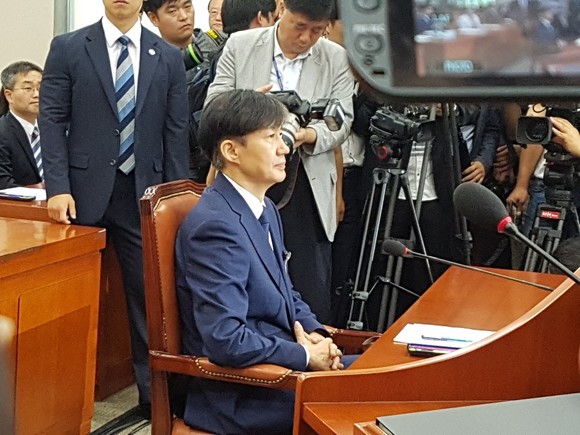 6일 조국 법무부 장관 후보가 국회 법제사법위원회 인사청문회 장소에 출석해 입을 굳게 다물고 정면을 바라보고 있다. = 황이화 기자