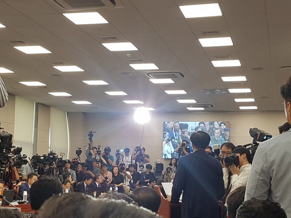 6일 국회 법제사법위원회 법무부 장관 후보 인사청문회에서 조국 후보가 모두발언하고 있는 가운데 수많은 취재진이 촬영하고 있다. = 황이화 기자