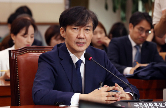 조국 법무부 장관 후보자가 6일 오전 열린 국회 법제사법위원회 인사청문회에서 의원들 질문에 답하고 있다. ⓒ 연합뉴스