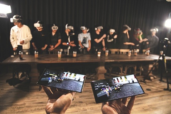 T1선수단과 점프 AR · VR 이용 고객들이 '소셜 VR' 기술 체험을 하고 있다. ⓒ SK텔레콤