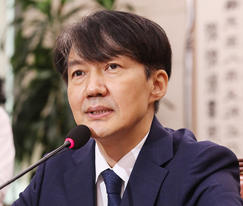 문재인 대통령은 현재 법무부 장관 후보로 계속 논란이 되고 있는 조국 후보자를 9일 임명했다. ⓒ 연합뉴스