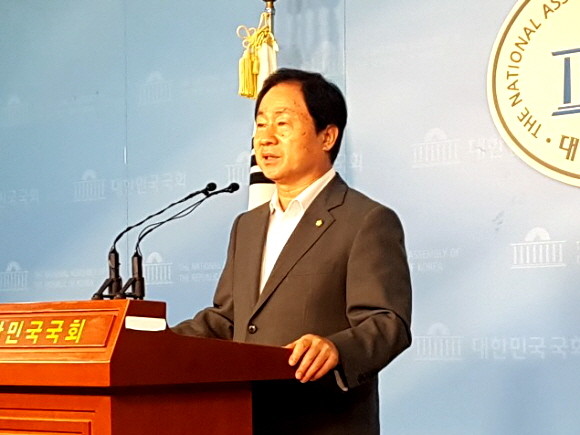 주광덕 자유한국당 의원이 9일 국회 정론관에서 기자회견하고 있다. = 황이화 기자