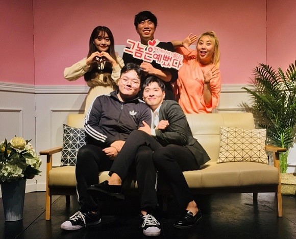 '그놈은 예뻤다' 공연 후 나온 사람들의 기념사진 촬영 모습이에요. ⓒ 휴먼에이드포스트