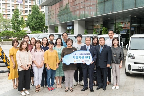(사진 앞줄 오른쪽 세 번째부터) 강승중 수은 전무이사, 김연순 사랑의 열매 사무총장과 관계자들이 차량 전달식후 기념촬영을 하고 있다. ⓒ 한국수출입은행