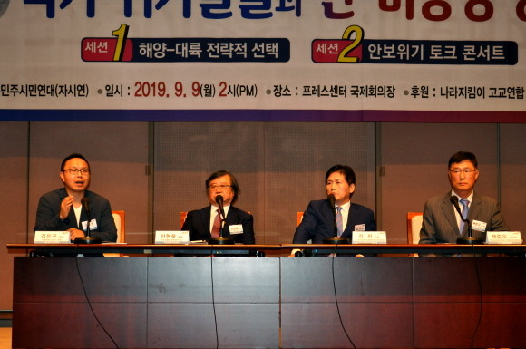 왼쪽부터 △김은구 서울대 트루스포럼 대표 △신현웅 독도 지킴이 세계연합총재(미국 공화당 아태 한국 전국의장) △김진 전 중앙일보 논설위원 △백준우 자시연 사무총장이 패널로 안보위기 토크 콘서트를 진행하고 있다. = 박성현 기자