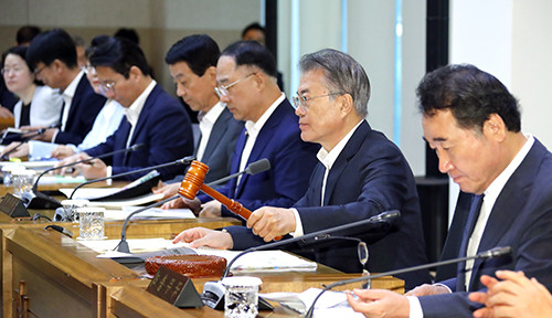 문재인 대통령은 10일 서울 성북구에 위치한 한국과학기술연구원에서 현장 국무회의를 주재했다. 이날 국무회의에는 지난 9일 임명한 조국 법무부 장관이 참석했다. ⓒ 연합뉴스