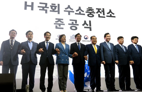 왼쪽부터 채현일 영등포구청장, 김종민 국회의원, 이원욱 국회의원, 박영선중소벤처기업부 장관, 성윤모 산업통상자원부 장관, 문희상 국회의장, 이낙연 국무총리, 윤여철 현대차 부회장, 이종구 국회 산업통상자원중소벤처기업위원회 위원장 등 참석자들이 10일 서울 여의도 국회에서 열린 H 국회 수소충전소 준공식에서 기념촬영을 하고 있는 모습. ⓒ 현대자동차