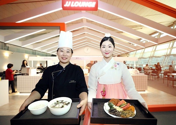 제주항공이 13일 JJ라운지에서 추석음식인 송편·토란국·삼색전·약과 등의 메뉴를 선보인다. ⓒ 제주항공