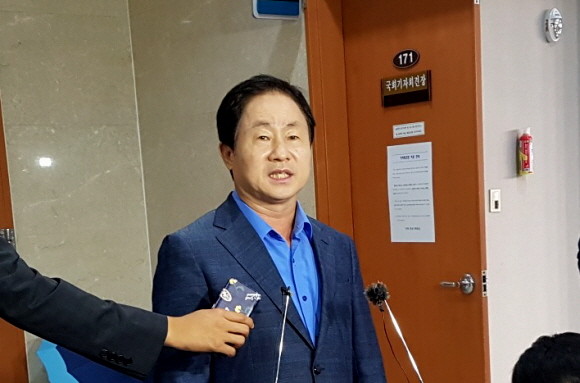 주광덕 자유한국당 의원이 10일 국회 정론관에서 기자회견 후 질의응답에 응하고 있다. = 황이화 기자