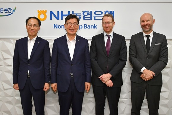 이대훈 은행장(사진 왼쪽 두번째)과 호주 무역투자대표부 주요 인사들과 면담 후 사진촬영을 하고 있다. (왼쪽부터 김용기 글로벌사업부장, 이대훈 농협은행장, 브렛 쿠퍼 호주 무역투자대표부 동북아 총괄대표, 로드니 커머포드 호주 무역투자대표부 한국대표) ⓒ NH농협은행