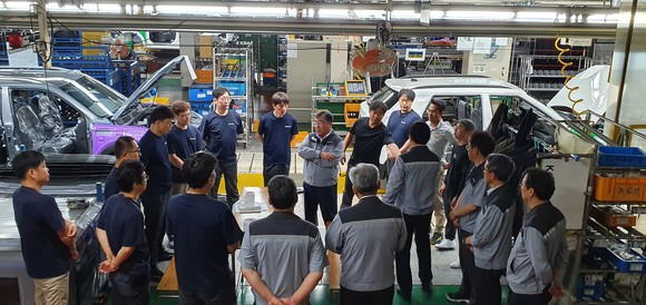 예병태 쌍용차 대표이사가 평택공장 조립라인에서 직원들을 격려하고 있다. ⓒ 쌍용자동차