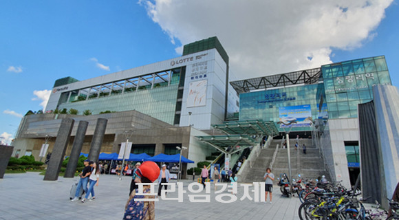 추석 연휴의 마지막 날인 15일 청량리역의 모습. 연휴를 마치고 귀경한 사람들의 행렬이 끊임없이 이어지는 청량리역 인근은 대형 전통 청과물 시장과 재정비 사업으로 고가 주상복합이 지어지는 정비구역으로 나뉘어 대비되는 사람심리를 극명하게 보여주고 있다. = 장귀용 기자