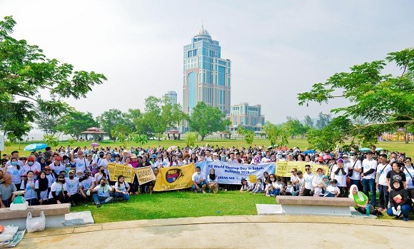 지난 21일 말레이시아 코타키나발루 해안에서 환경보호활동을 펼친 자원봉사자들. ⓒ 대한항공