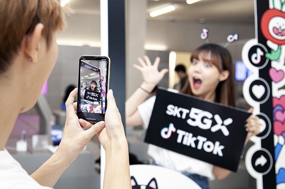 SK텔레콤은 자사 5G 고객에게 '틱톡' 동영상 고화질 혜택을 26일부터 독점 제공한다고 밝혔다. 틱톡 유명 크리에이터인 '옐언니'(여성)와 '죵키'(남성)가 SK텔레콤의 종각 프리미엄 매장에서 틱톡에 올릴 동영상을 촬영하고 있다. ⓒ SK텔레콤