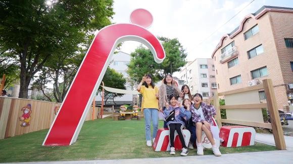 롯데가 27일 경기 안산시 분오어린이공원에 'mom편한 놀이터' 10호점을 오픈했다. ⓒ 롯데