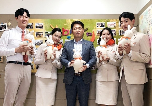 지난 26일 제주항공 객실승무원들이 희망다미웰니스 부산센터를 찾아 어린이들에게 애착인형을 전달했다. ⓒ 제주항공
