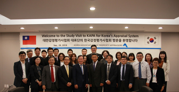 감평협은 감정평가와 공시제도에 관한 정보 교류차 방문한 대만감정평가사협회 대표단을 맞아 우리나라 감정평가제도와 공시제도 등에 대해 소개하는 자리를 가졌다. ⓒ 한국감정평가사협회