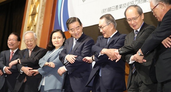 지난 24일 서울 중구 소공동 롯데호텔에서 열린 '제51회 한일경제인회의'에서 김윤 한일경제협회 회장(삼양홀딩스 회장)과 사사키 미키오 일한경제협회 회장(미쓰비시상사 특별고문) 등이 기념촬영을 하고 있다. ⓒ 연합뉴스