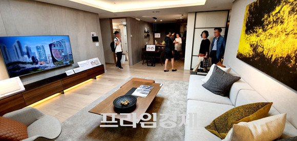 '역삼 센트럴 아이파크' 전용면적 84㎡A타입 견본주택 거실 모습. 너른 공간감과 고급 스러운 벽체 마감으로 고가 단지의 고급스러움을 강조했다는 평가다. = 장귀용 기자