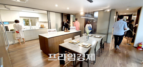 역삼 센트럴 아이파크 125㎡A 타입은 거실 공간과 부엌 공간을 일체화 하고 중간에 다용도 수납 공간을 겸한 탁자와 식탁을 배치했다. 고급스러움을 강조했고 주택을 방문한 손님을 접대하기에도 손색이 없는 구성이다. = 장귀용 기자