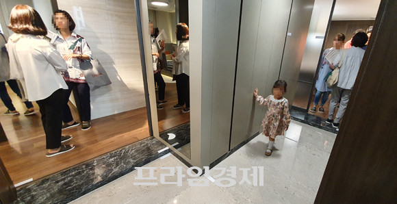 역삼 센트럴 아이파크 125㎡A 타입 견본주택 현관 모습. 침실 공간으로 이어지는 복도와 부엌으로 이어지는 알파룸 양 갈래로 연결된 독특한 현관 구조가 눈에 띈다. = 장귀용 기자