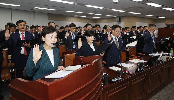국회 국토교통위원회의 2019년 국정감사가 2일부터 본격 개최됐다. 국교위는 국토교통부를 시작으로 32개 기관을 대상으로 21일까지 열릴 예정이다. 사진은 김현미 국토교통부 장관(왼쪽 하단)을 포함한 국정감사 대상 기관장들과 증인들이 선서를 하는 모습. ⓒ 연합뉴스