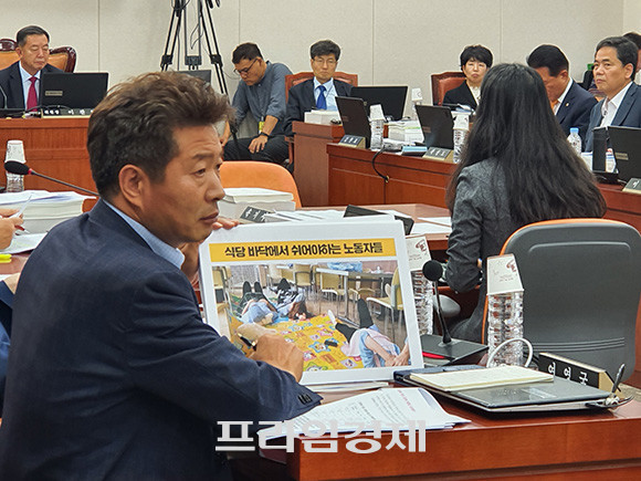 여영국 정의당 의원이 대학교 청소 노동자들의 처우 개선을 요구하고 있다. = 박성현 기자