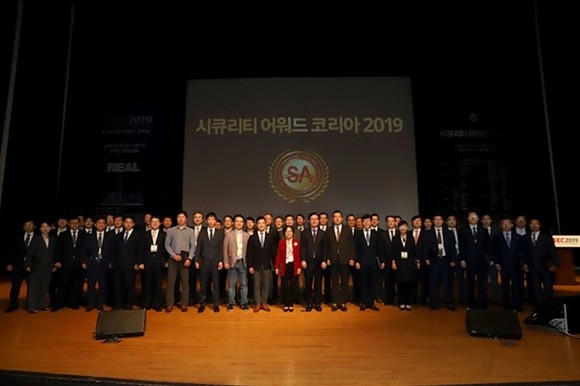 지난 2일 열린 '2019 시큐리티 어워드 코리아'에서 최정식 시큐리티어워드코리아위원회 위원장이 수상자들과 기념촬영을 하고 있다. ⓒ 시큐리티어워드코리아위원회