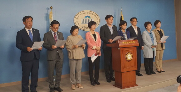 보건복지위원회 소속 더불어민주당 의원들은 4일 기자회견장에서 국정감사 파행 원인을 김승희 자유한국당 의원과 자유한국당에 있다고 발언했다. = 박성현 기자