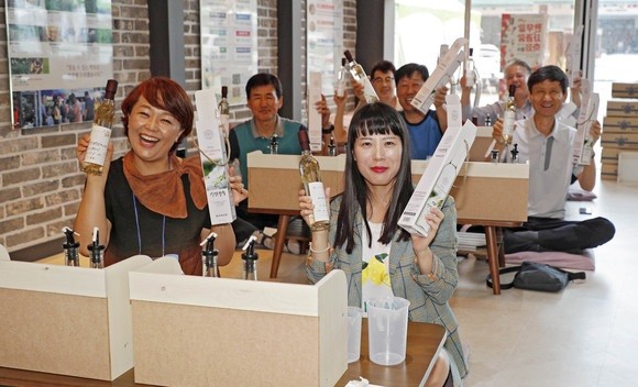산청약초시장에서 산양삼 약초주 만들기 체험을 하고 있는 참가자의 모습이예요. ⓒ 산청군