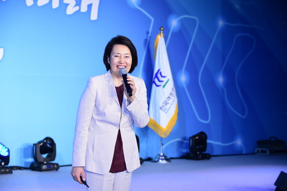 기조강연에는 박영선 중소벤처기업부 장관이 'AI시대, 중소기업과 연결'이라는 주제로 강연하고 있다. ⓒ 한국여성벤처협회