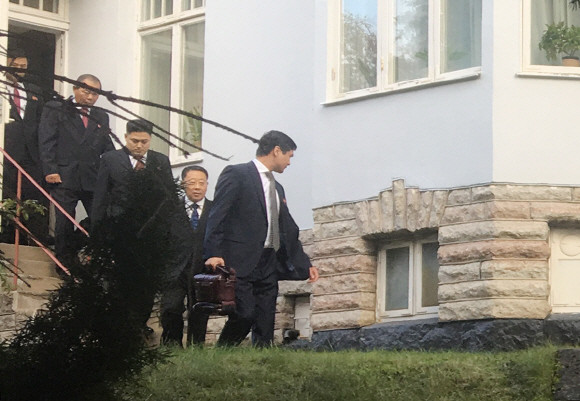 김명길 외무성 순회대사 등 북한 대표단이 5일(현지시간) 스웨덴 주재 북한대사관을 나서 인근 북미 실무협상장으로 향하고 있다. ⓒ 연합뉴스