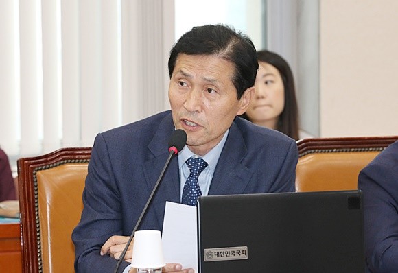이학영 더불어민주당 의원이 CFD를 통해 보유한 주식의 대량보유와 공매도 보고의무를 회피할 수 있다는 가능성을 8일 제기했다. 사진은 이 의원이 지난해 국회에서 열린 금융감독원 국정감사에서 질의하고 있는 모습. ⓒ 연합뉴스