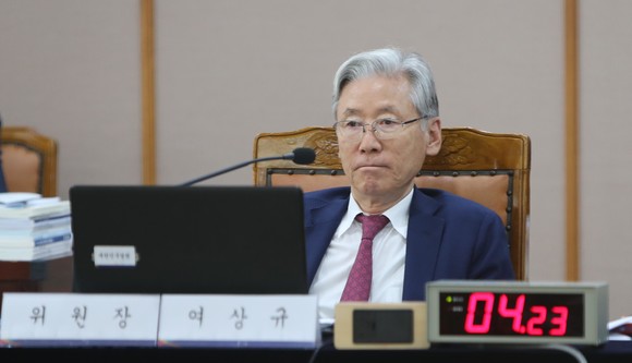 8일 대전고등법원에서 열린 국회 법제사법위원회의 대전고등법원과 광주고등법원 등 10개 기관에 대한 국정감사에서 여상규 법사위원장이 국정감사를 지켜보고 있다. ⓒ 연합뉴스