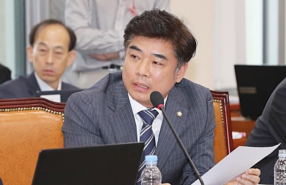 김병욱 더불어민주당 의원이 파생상품 미스터리 쇼핑 결과, 여러 은행과 증권사들이 투자자보호 부문에서 저조한 성적이 나왔다며 금감원의 소홀한 관리감독을 지적했다. 사진은 지난 2일 국회 국정감사에서 질의하고 있는 모습. ⓒ 연합뉴스