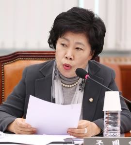 조배숙 의원에 따르면, 최근 5년간 SSM을 상대로 제기한 사업조정 신청의 60%가 노브랜드, 에브리데이 등 이마트 계열인 것으로 나타났다. 사진은 조배숙 민주평화당 의원. ⓒ 연합뉴스