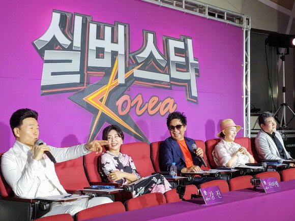 실버스타 코리아 심사를 진행 중인 심사위원단들. ⓒ 실버아이TV
