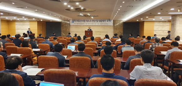 한국건설산업연구원(원장 이상호)은 8일 건설회관 중회의실에서 '지역 부동산시장 리스크 진단 및 대응방안 모색'을 주제로 세미나를 개최했다. 이날 세미나에서는 서울 중심의 부동산 정책으로 침체되고 있는 지역 부동산의 문제점과 해결 방안에 대한 논의가 진행됐다. 사진은 이상호 한국건설산업연구원장이 개회사를 하는 모습. = 장귀용 기자