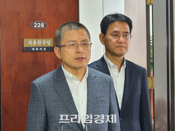 최고위원회의가 끝난 후 황교안 자유한국당 대표는 기자들 앞에서 입장을 표명하고 있다. = 박성현 기자
