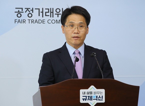 김형배 카르텔조사국장이 8일 세종시 정부세종청사 공정거래위원회에서 지방자치단체 등이 발주한 수입현미 운송용역 입찰에 2000년부터 18년간 총 127건의 담합행위를 한 씨제이대한통운, 한진, 동방, 동부익스프레스 등 7개 사업자들에게 시정명령과 과징금 127억여원 등을 부과했다고 밝히고 있다. ⓒ 연합뉴스.
