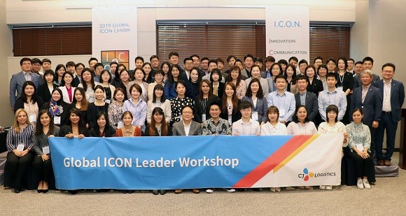 글로벌 아이콘 리더 워크샵에 참여한 아이콘 리더들이 CJ대한통운 박근희 부회장과 기념사진 촬영을 하고 있다. ⓒ CJ대한통운